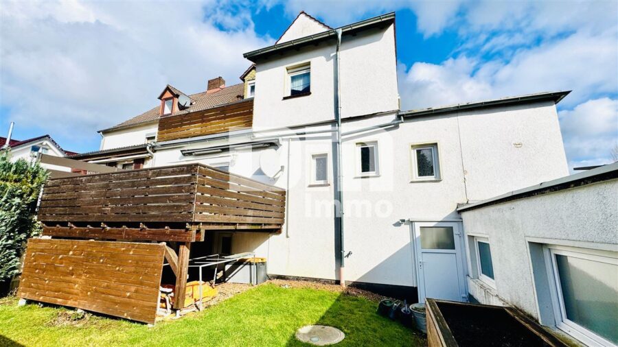 Ein bis Zweifamilienhaus mit 2 Terrassen, Garage und angelegtem Gartenbereich - Rückansicht